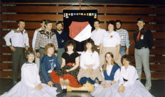 1986 die Mitglieder im neuen Tanzplatz im Rotteck-Gymnasium 1986 die Mitglieder im neuen Tanzplatz im Rotteck-Gymnasium