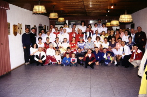 1990: Erinnerungsfoto der Madisoner Gäste mit Gastgeber in Freiburg 1990: Erinnerungsfoto der Madisoner Gäste mit Gastgeber in Freiburg